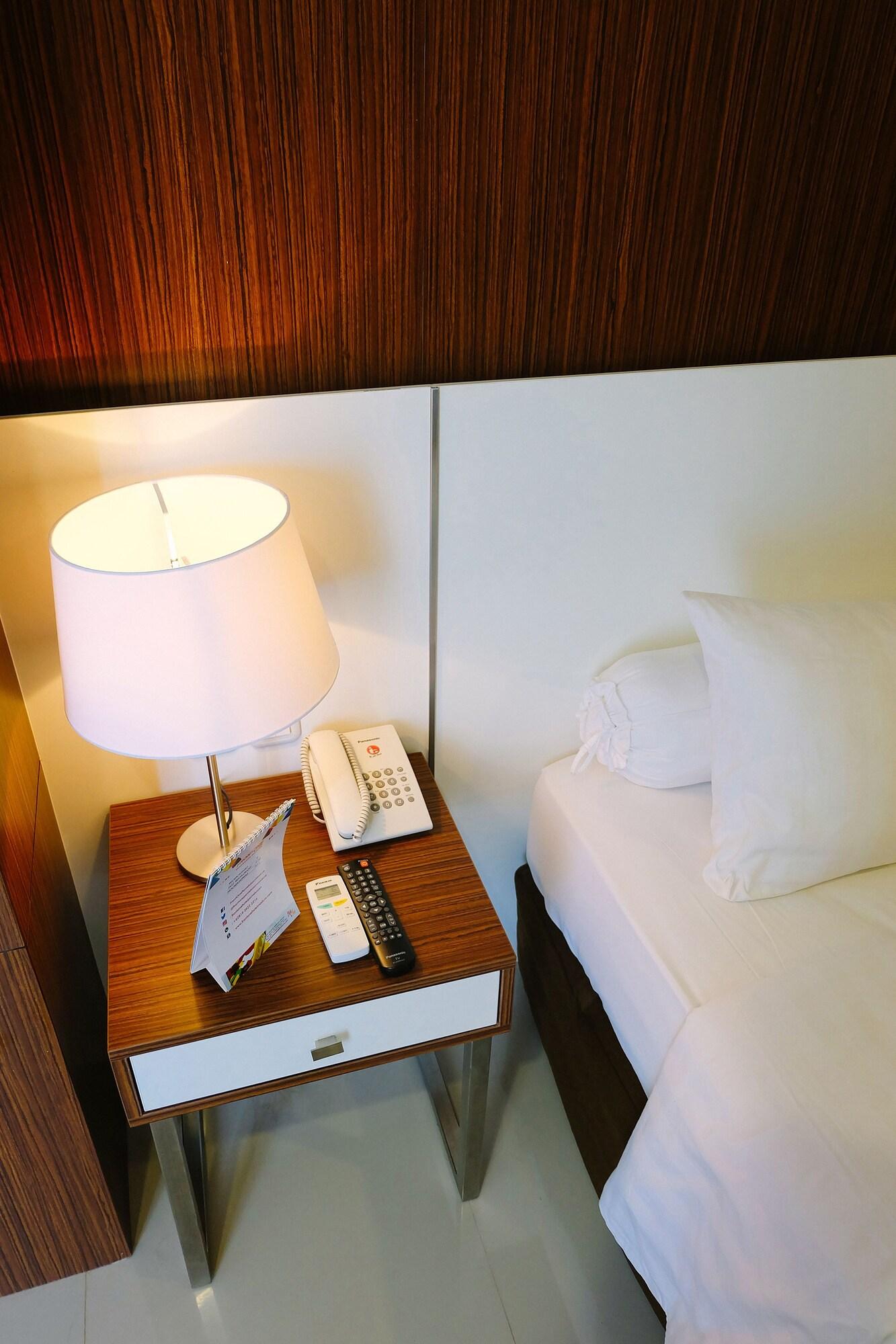 Front One Hotel Pamekasan Madura Luaran gambar