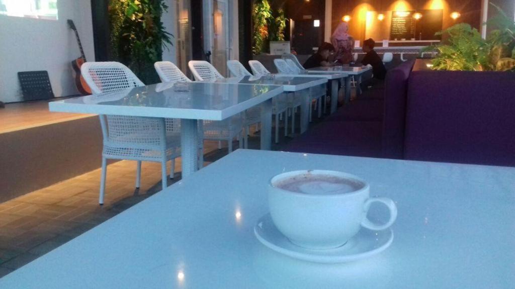 Front One Hotel Pamekasan Madura Luaran gambar
