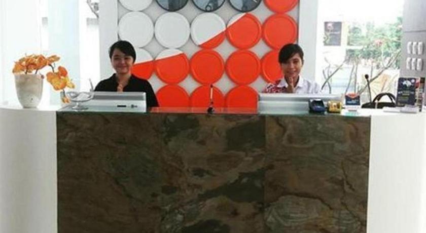 Front One Hotel Pamekasan Madura Luaran gambar