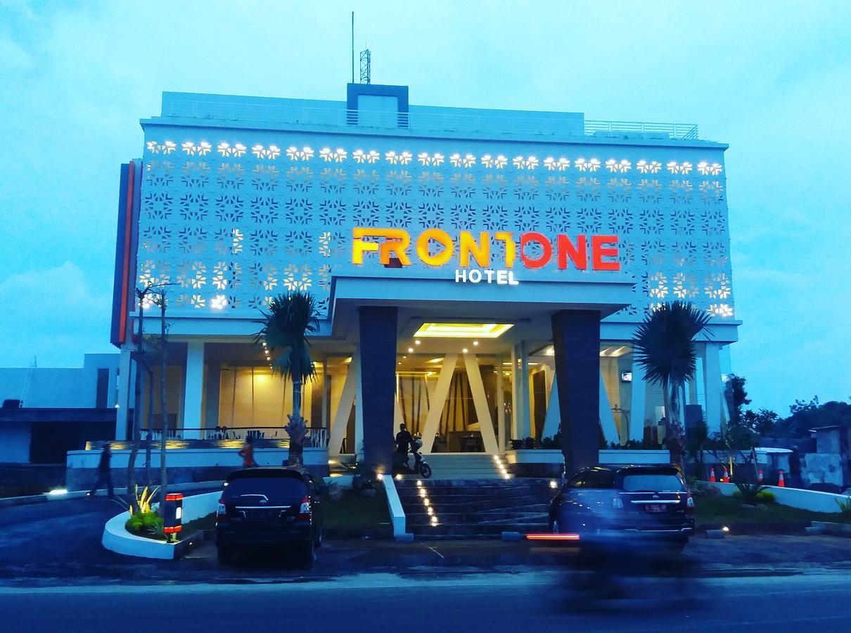 Front One Hotel Pamekasan Madura Luaran gambar
