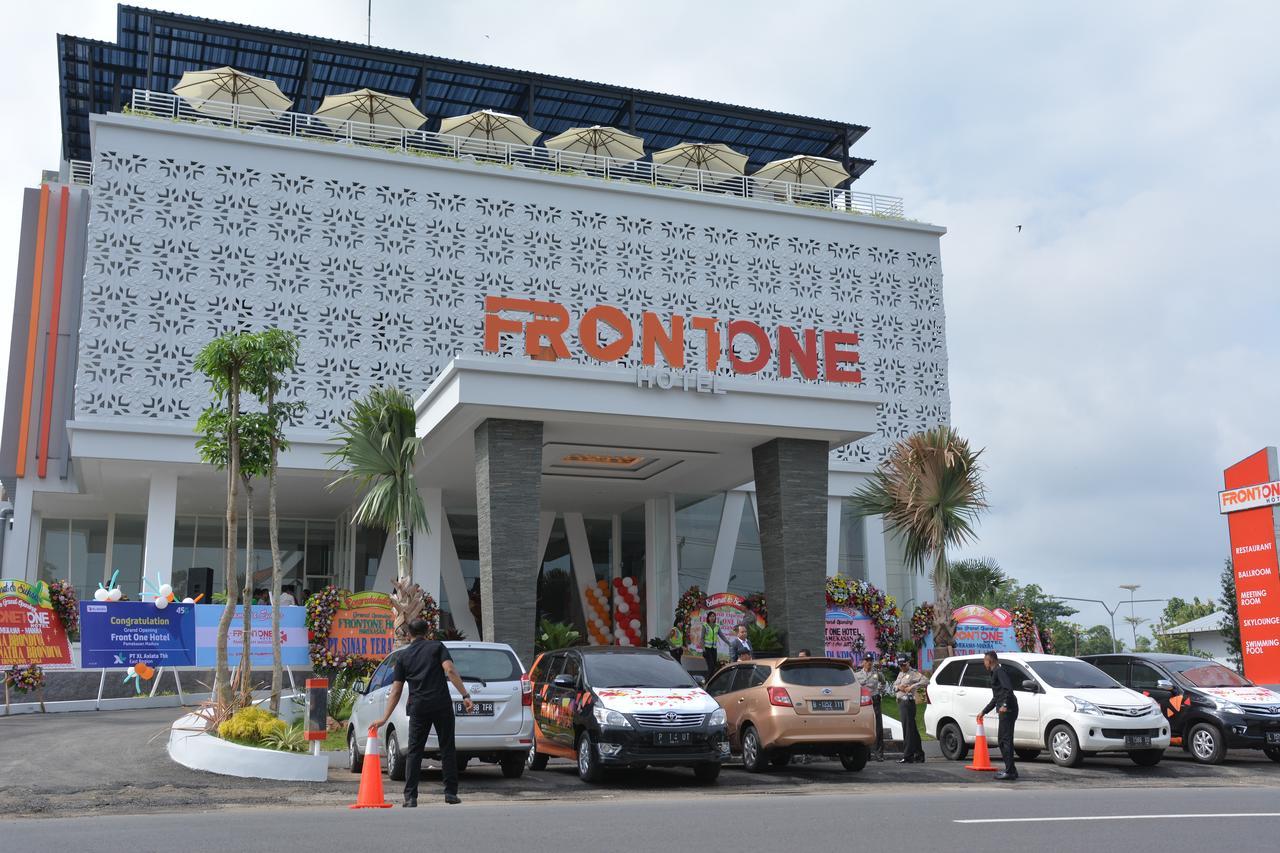 Front One Hotel Pamekasan Madura Luaran gambar