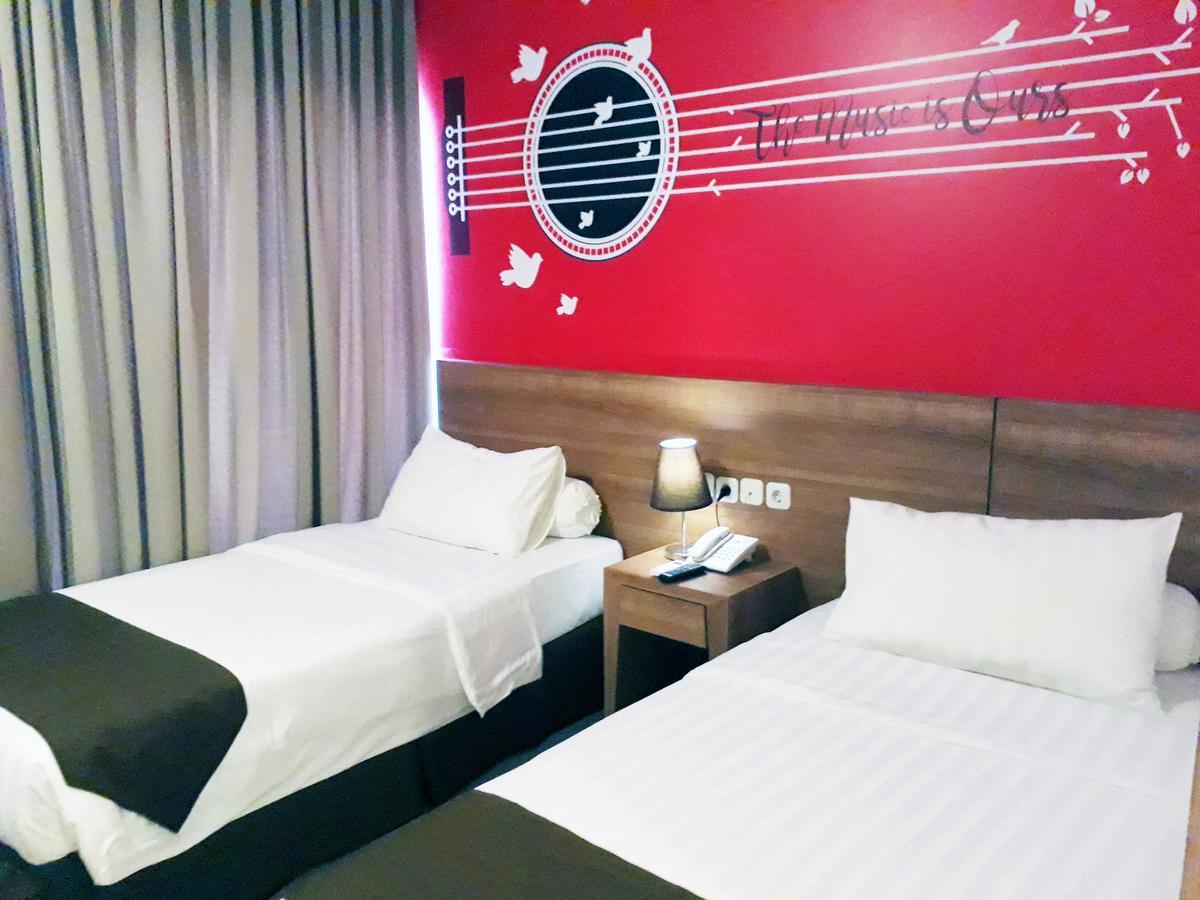 Front One Hotel Pamekasan Madura Luaran gambar