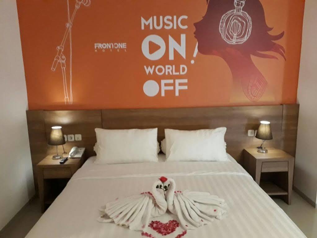 Front One Hotel Pamekasan Madura Luaran gambar